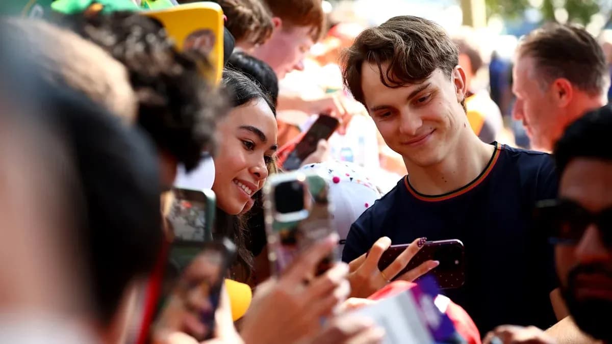 Jeune couple prenant un selfie avec des fans Jeune couple prenant un selfie avec des fans