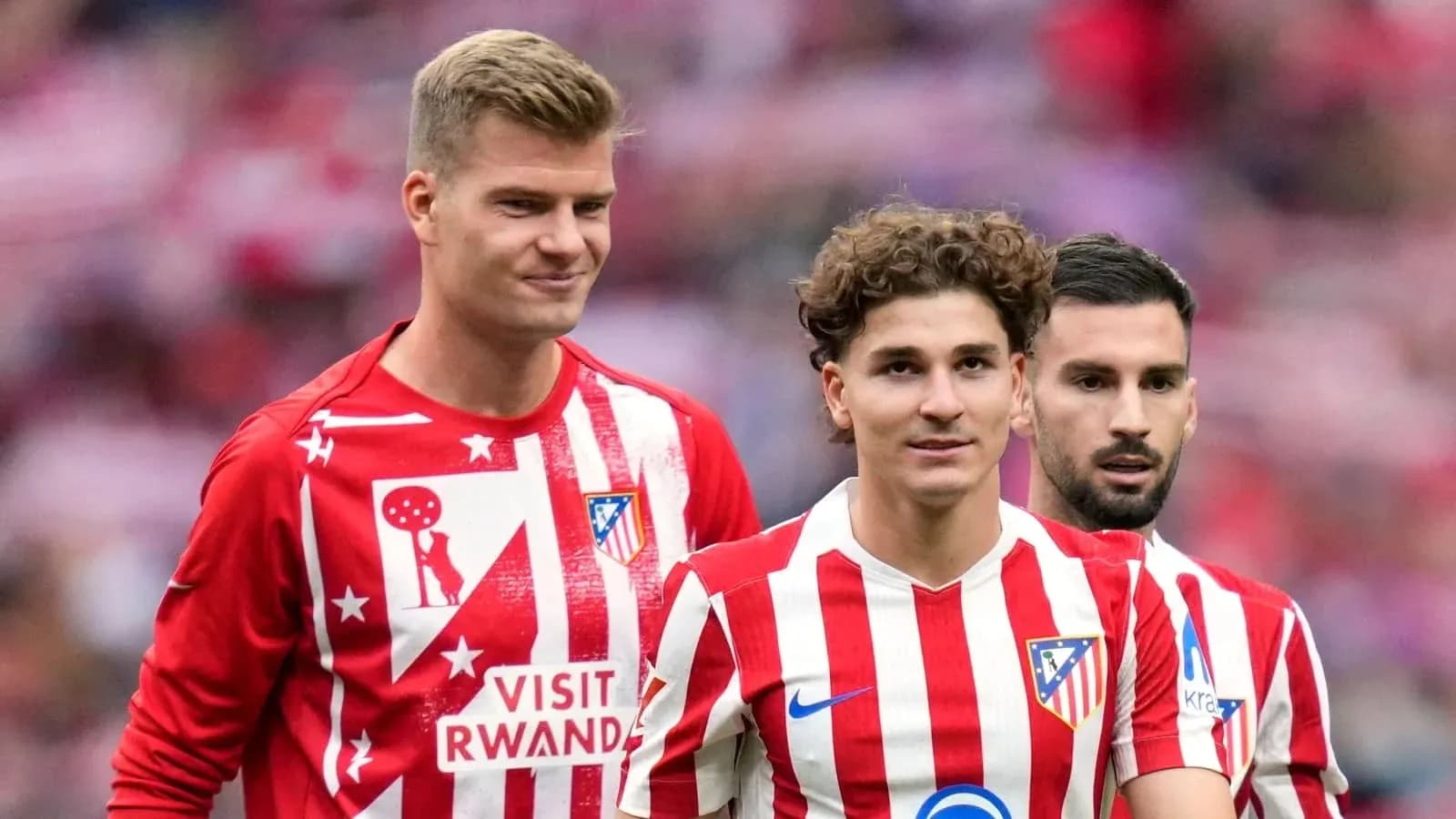 Trois joueurs d'Atlético Madrid sur le terrain Trois joueurs d'Atlético Madrid sur le terrain