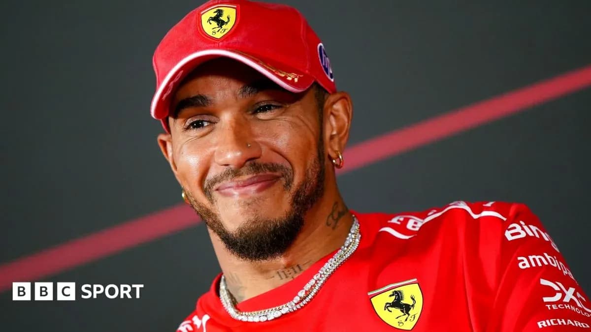 Pilote souriant en tenue Ferrari lors d'une conférence Pilote souriant en tenue Ferrari lors d'une conférence