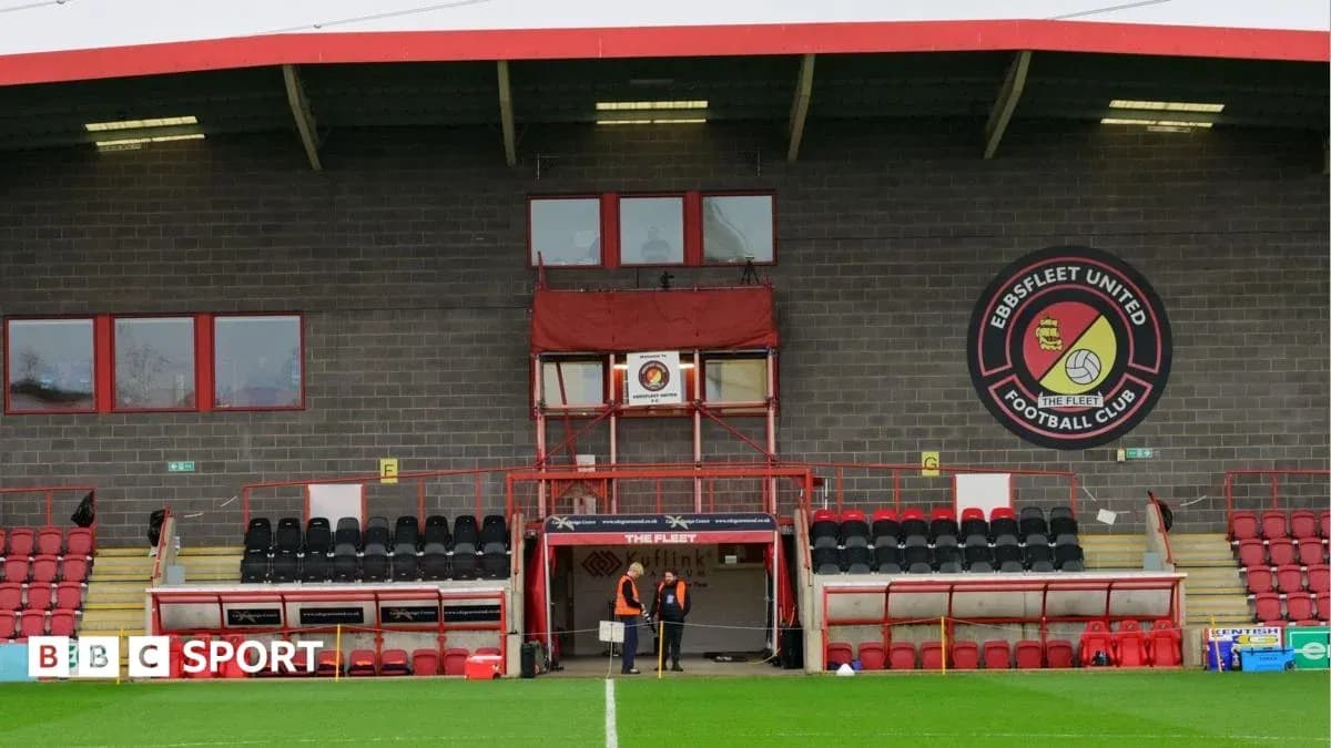 Tribune et logo d'Ebbsfleet United au stade Tribune et logo d'Ebbsfleet United au stade