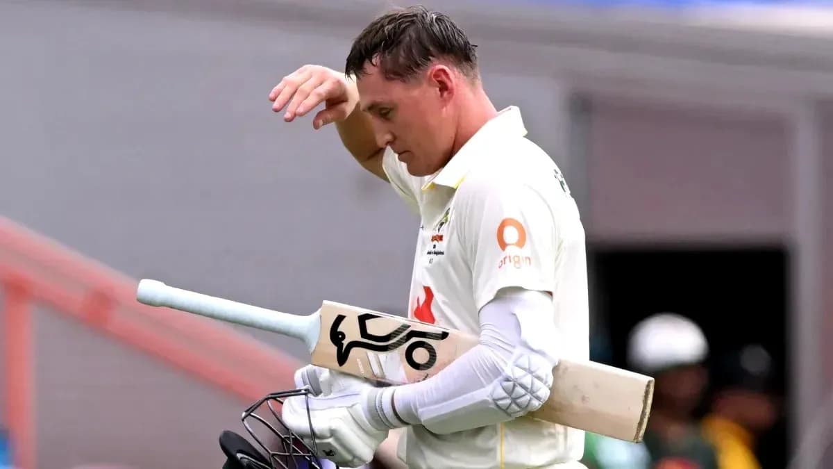 Joueur de cricket quittant le terrain avec sa batte Joueur de cricket quittant le terrain avec sa batte