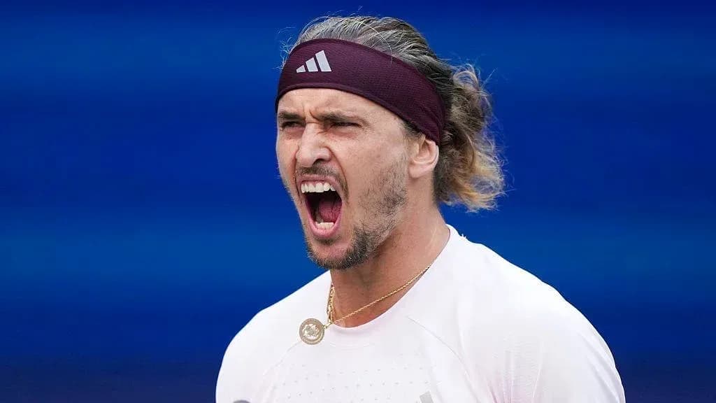 Joueur de tennis célébrant sur le court Joueur de tennis célébrant sur le court