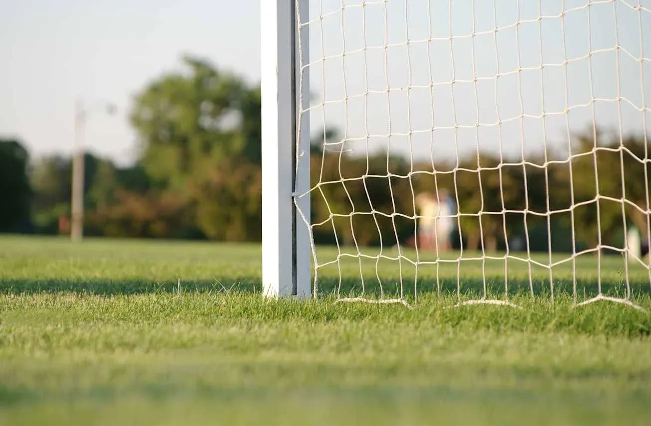 But de football sur un terrain ensoleillé But de football sur un terrain ensoleillé
