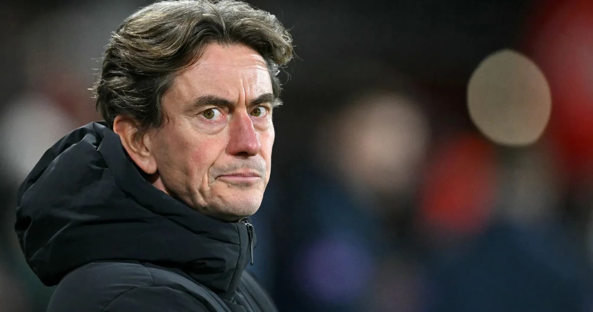 Entraîneur observant le match depuis la touche Entraîneur observant le match depuis la touche