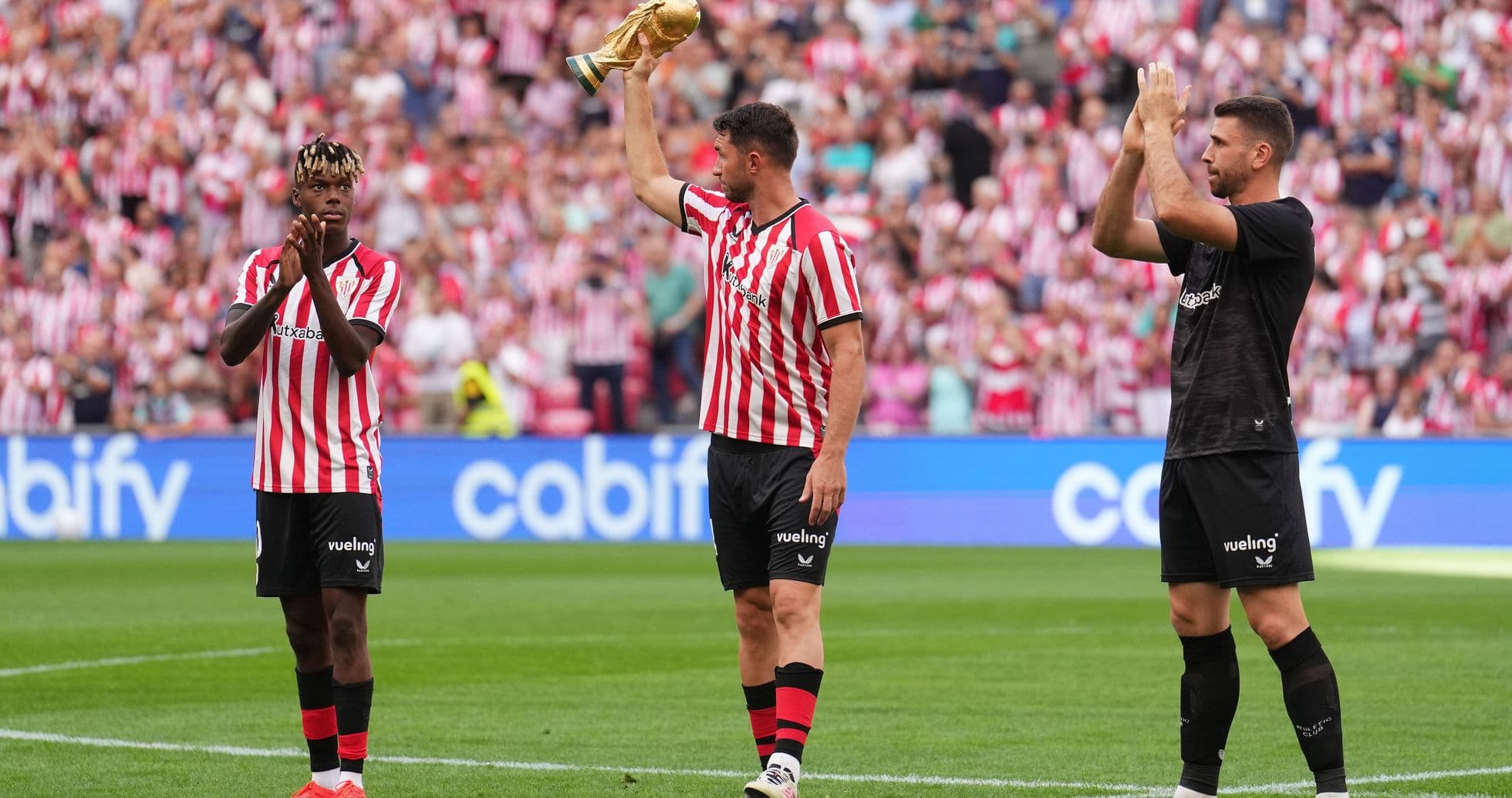 Joueurs d'Athletic Bilbao célébrant avec un trophée Joueurs d'Athletic Bilbao célébrant avec un trophée