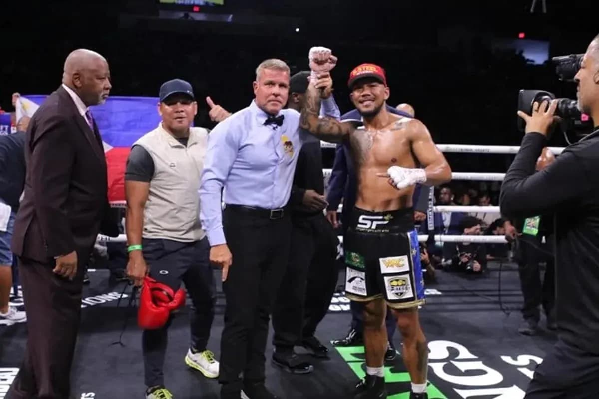 Boxeur célébrant sa victoire avec l'arbitre Boxeur célébrant sa victoire avec l'arbitre
