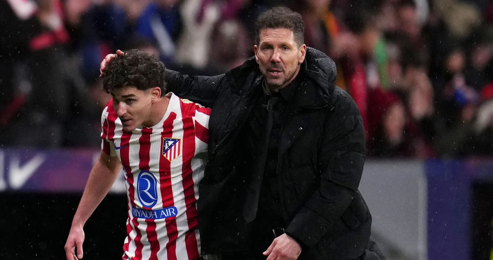 Entraîneur aidant un joueur d'Atlético de Madrid Entraîneur aidant un joueur d'Atlético de Madrid