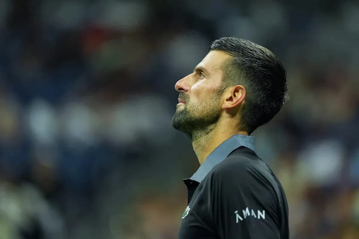 Joueur de tennis regardant vers le haut Joueur de tennis regardant vers le haut