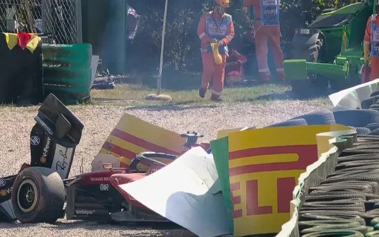 Voiture de course accidentée dans les gravillons Voiture de course accidentée dans les gravillons