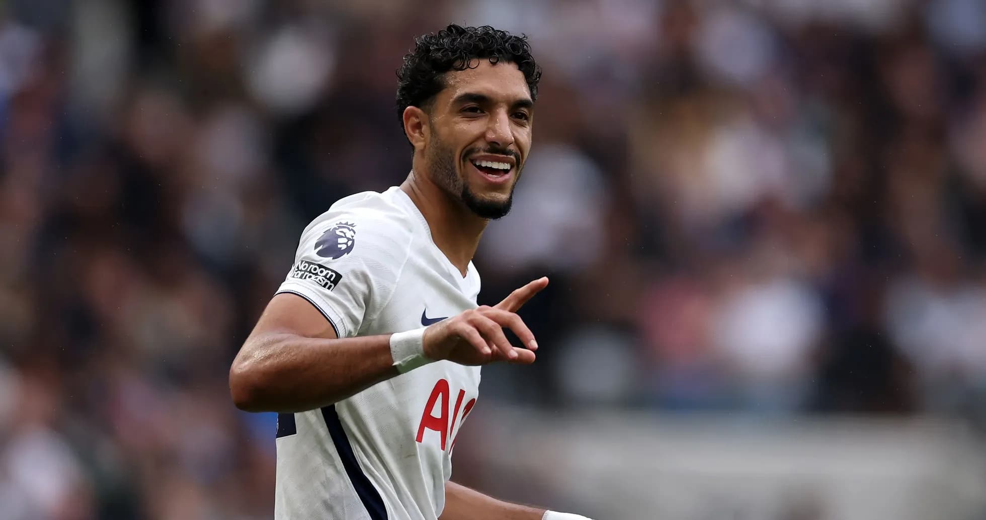 Joueur de Tottenham célébrant un but sur le terrain Joueur de Tottenham célébrant un but sur le terrain