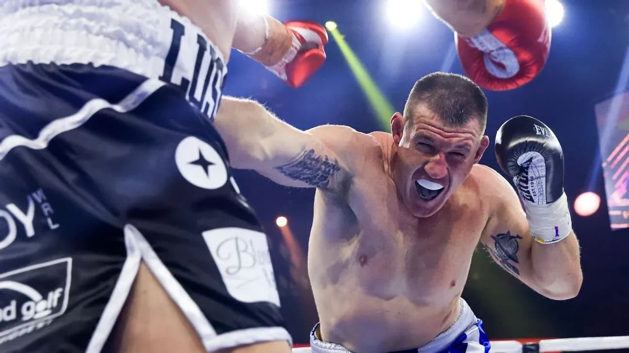 Boxeur esquivant un coup pendant un match Boxeur esquivant un coup pendant un match