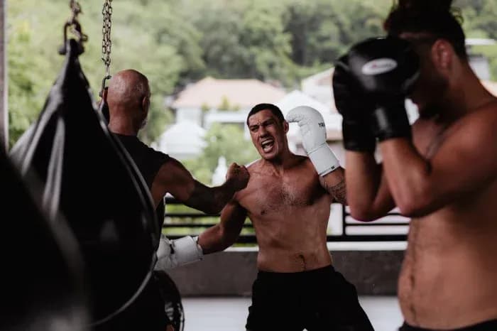 Boxeurs s'entraînant dans une salle de sport Boxeurs s'entraînant dans une salle de sport