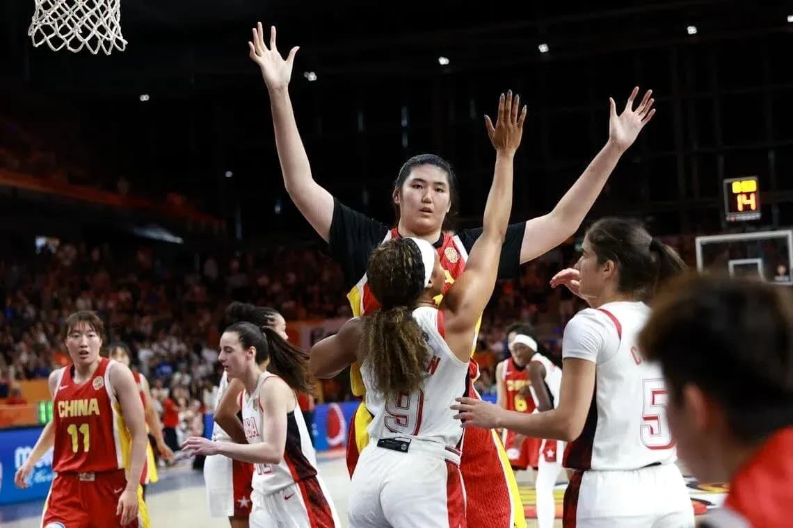 Joueuses de basket-ball en action sur le terrain Joueuses de basket-ball en action sur le terrain