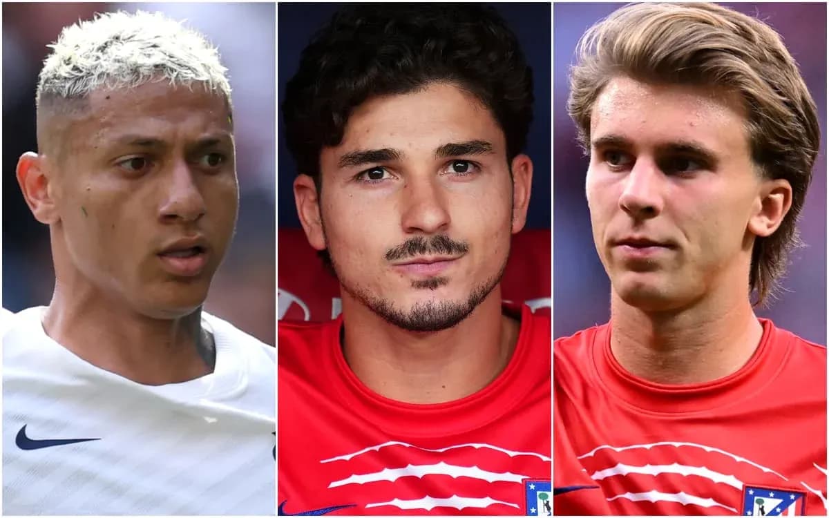 Trois joueurs de football en maillot d'équipe Trois joueurs de football en maillot d'équipe