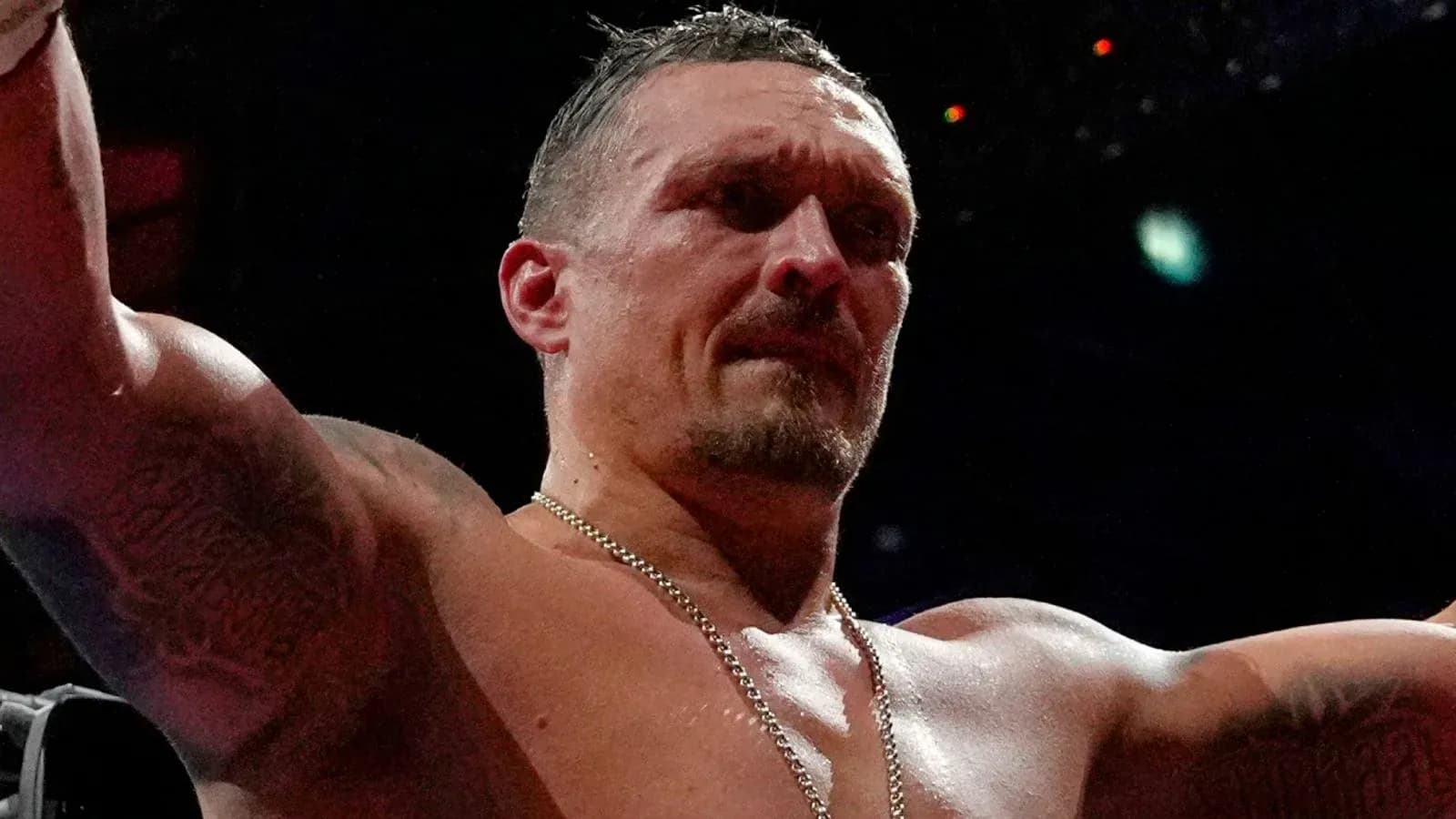 Boxeur levant les bras après un match Boxeur levant les bras après un match
