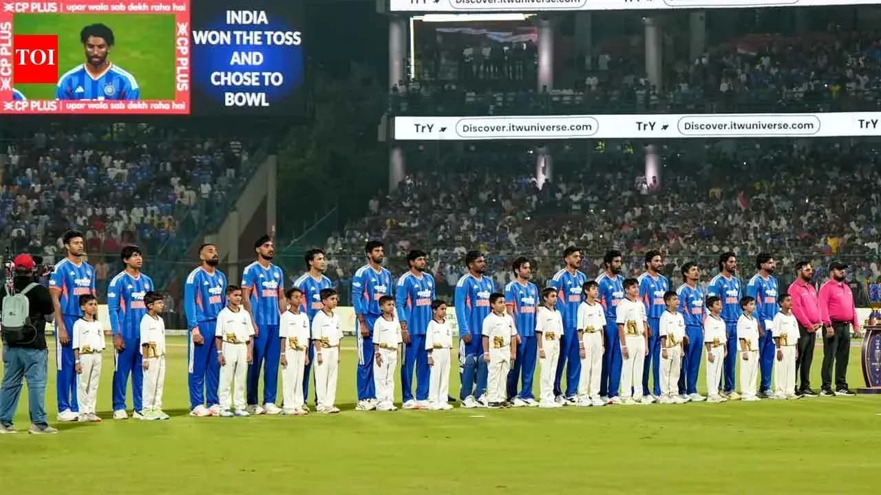 Équipe de cricket indienne avec des enfants avant le match Équipe de cricket indienne avec des enfants avant le match