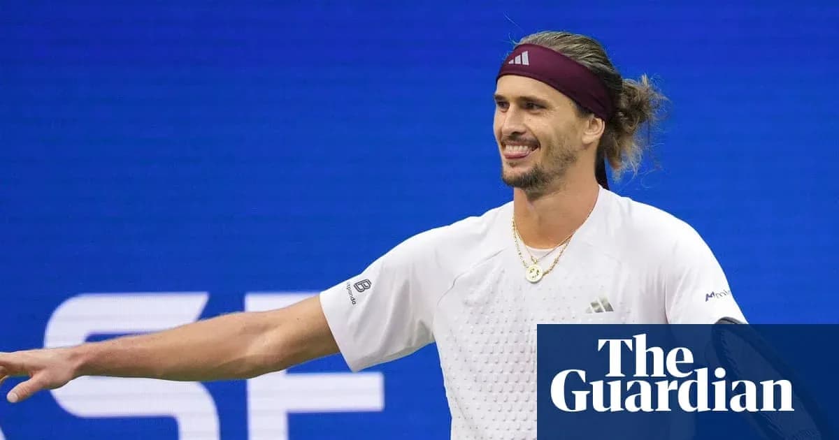 Joueur de tennis souriant sur le court Joueur de tennis souriant sur le court