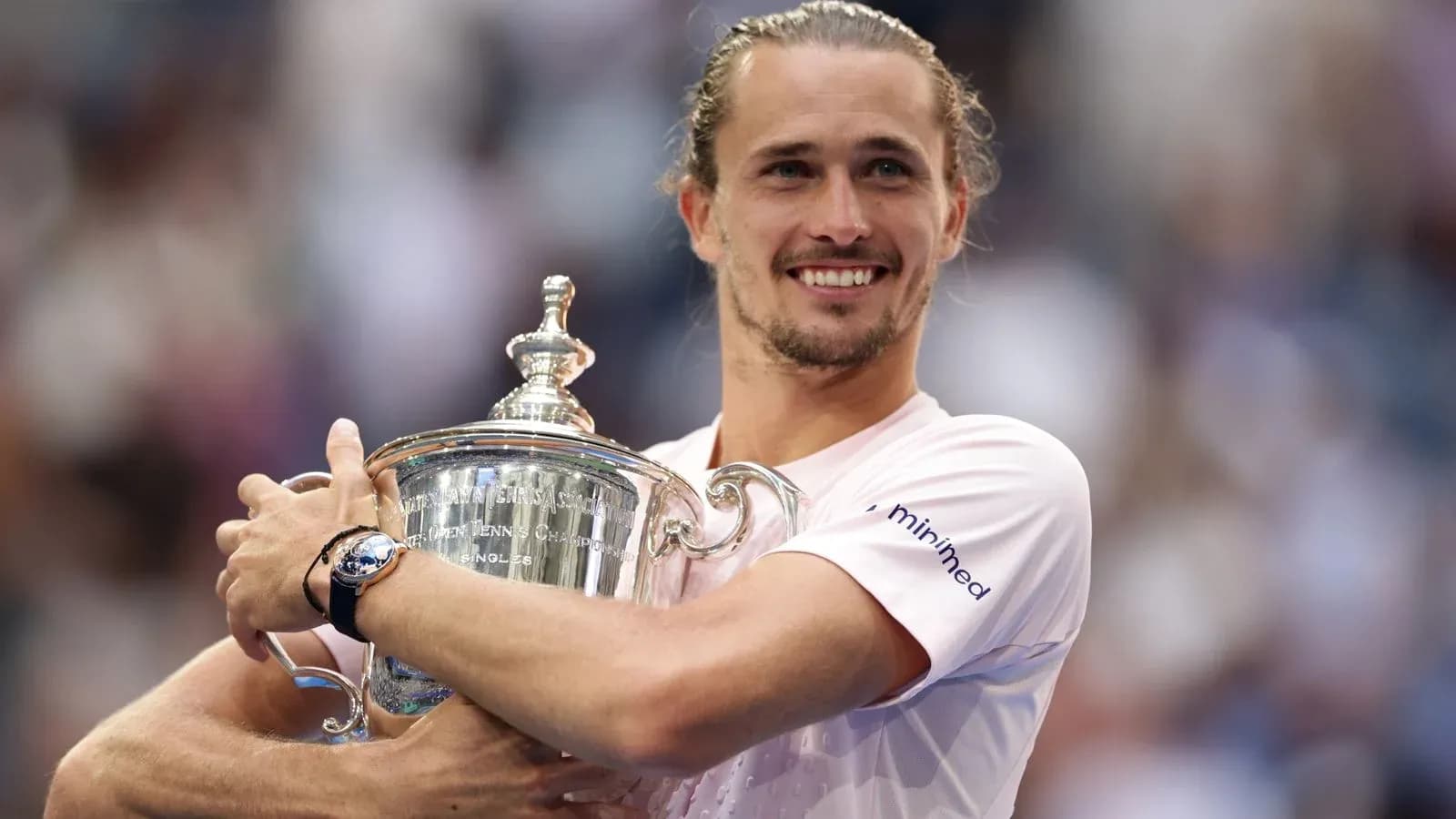 Joueur tenant le trophée de tennis avec un sourire Joueur tenant le trophée de tennis avec un sourire