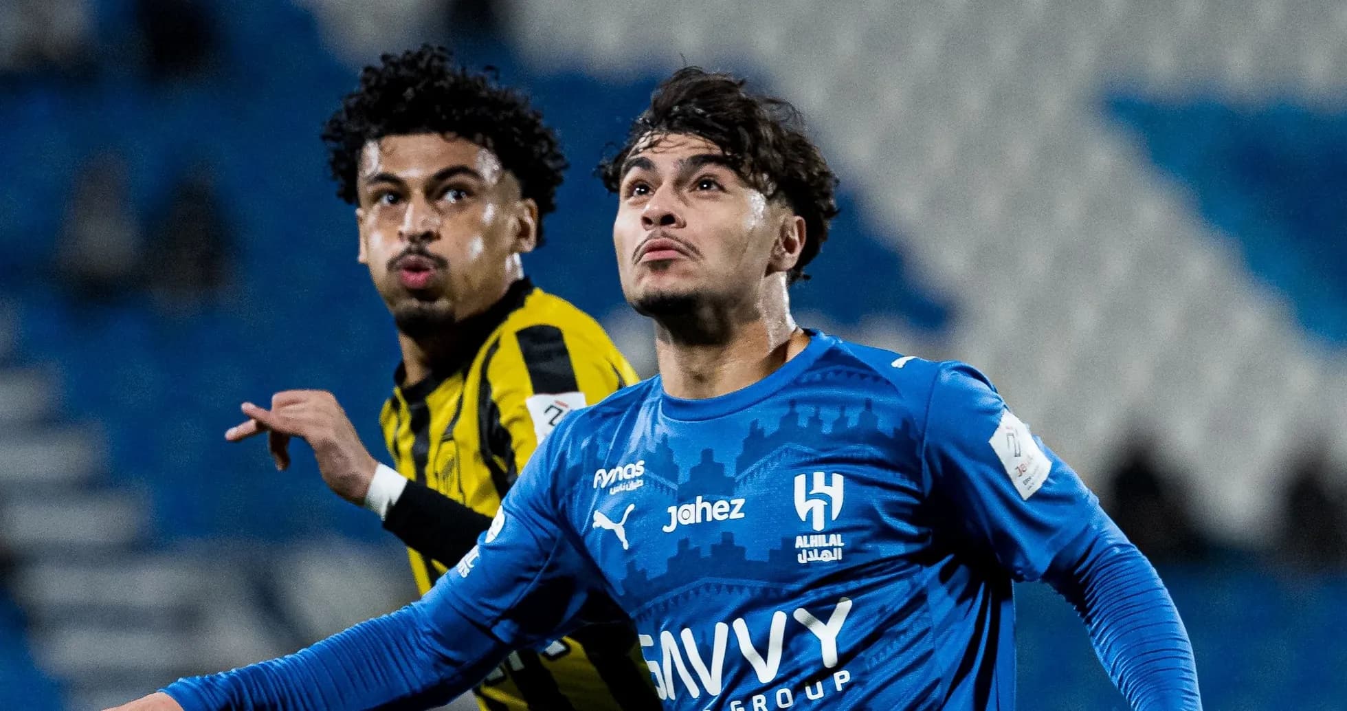 Joueurs d'Al Hilal et d'Ittihad en action sur le terrain Joueurs d'Al Hilal et d'Ittihad en action sur le terrain