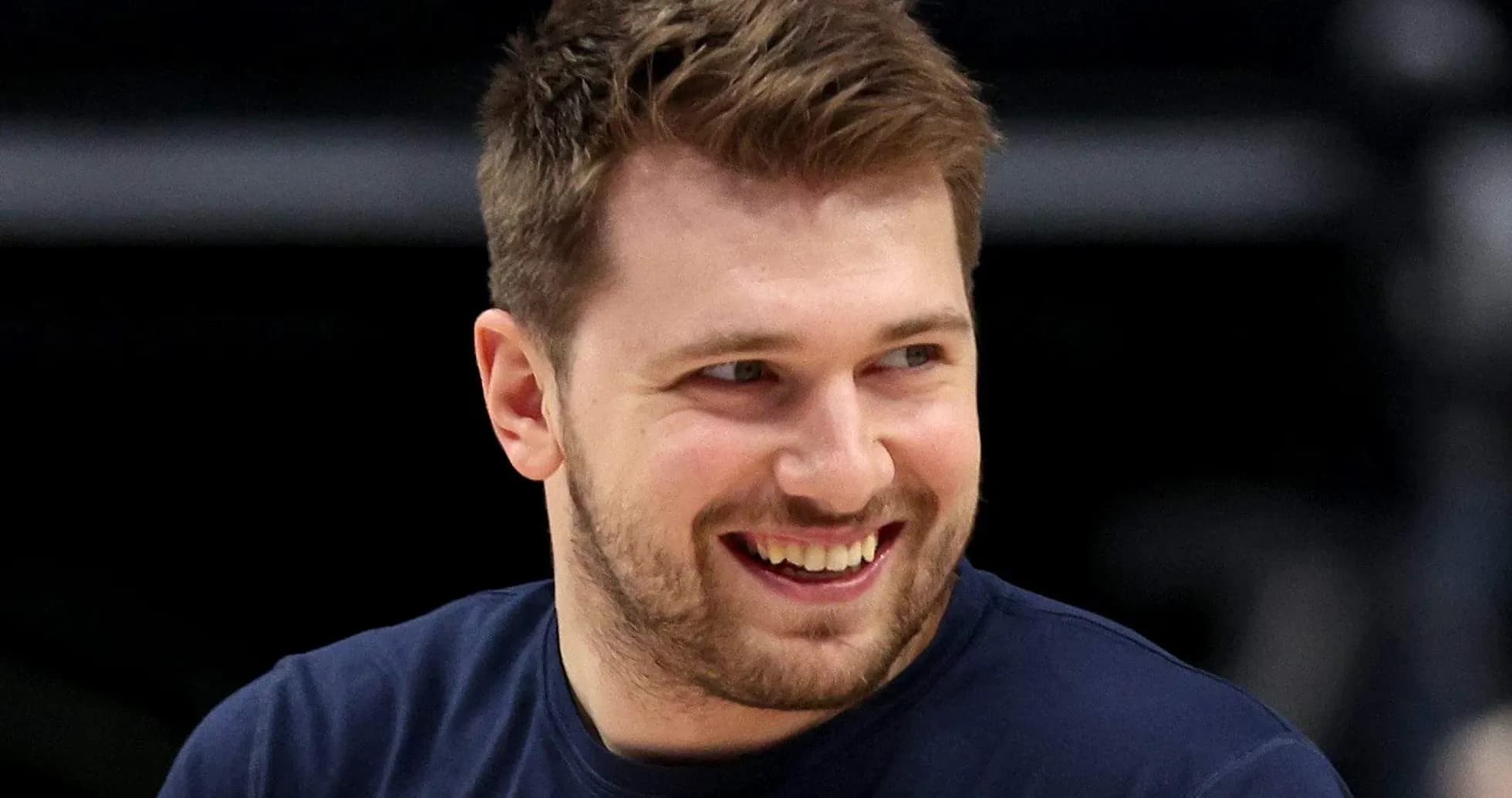 Joueur de basket souriant lors de l'échauffement Joueur de basket souriant lors de l'échauffement