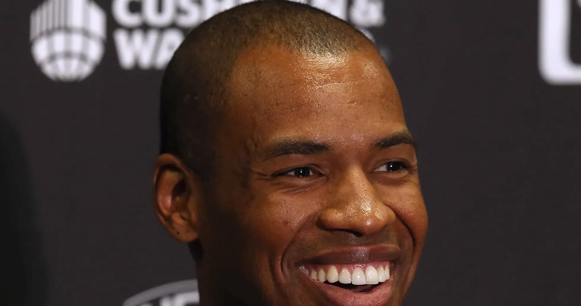 Homme souriant lors d'une conférence de presse Homme souriant lors d'une conférence de presse