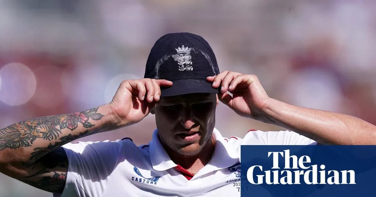 Joueur de cricket ajustant sa casquette sous le soleil Joueur de cricket ajustant sa casquette sous le soleil