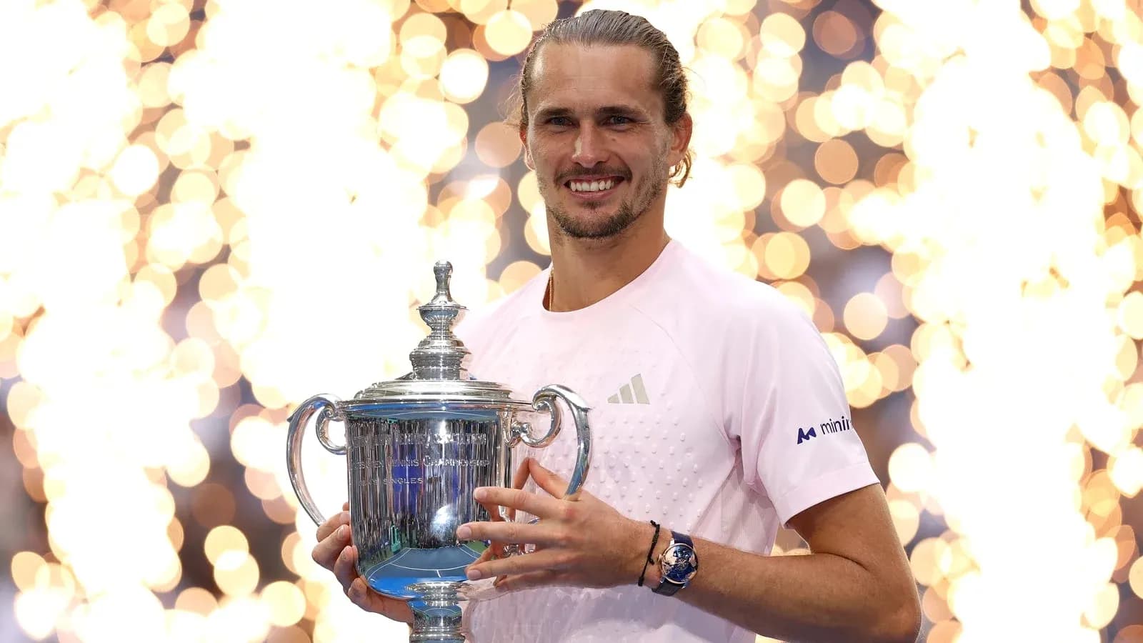 Joueur tenant le trophée de l'US Open Joueur tenant le trophée de l'US Open