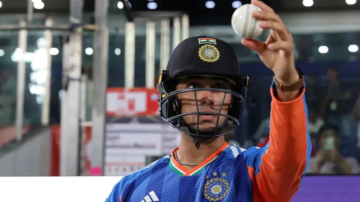Joueur de cricket tenant une balle avant le match Joueur de cricket tenant une balle avant le match