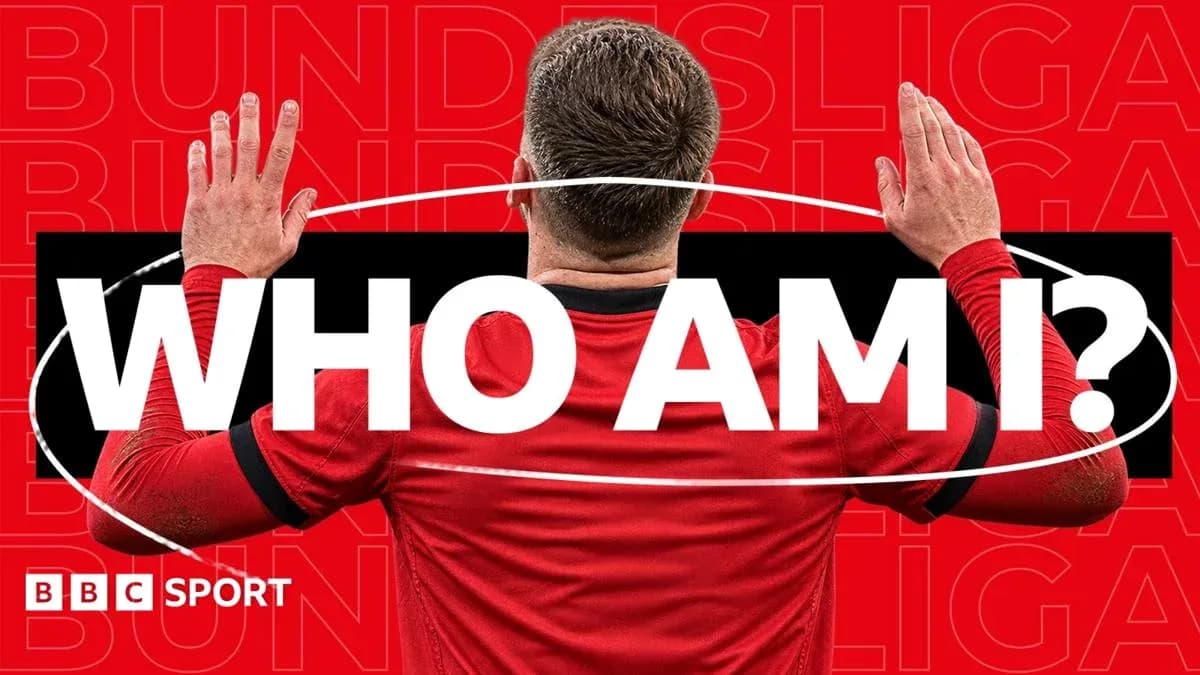 Joueur en maillot rouge se retournant avec les bras levés Joueur en maillot rouge se retournant avec les bras levés