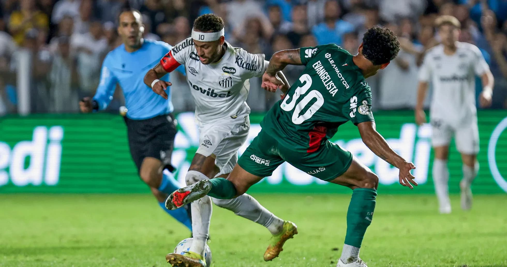 Joueur dribblant pendant un match de football Joueur dribblant pendant un match de football