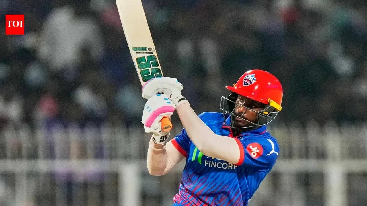 Joueur frappant la balle avec sa batte de cricket Joueur frappant la balle avec sa batte de cricket