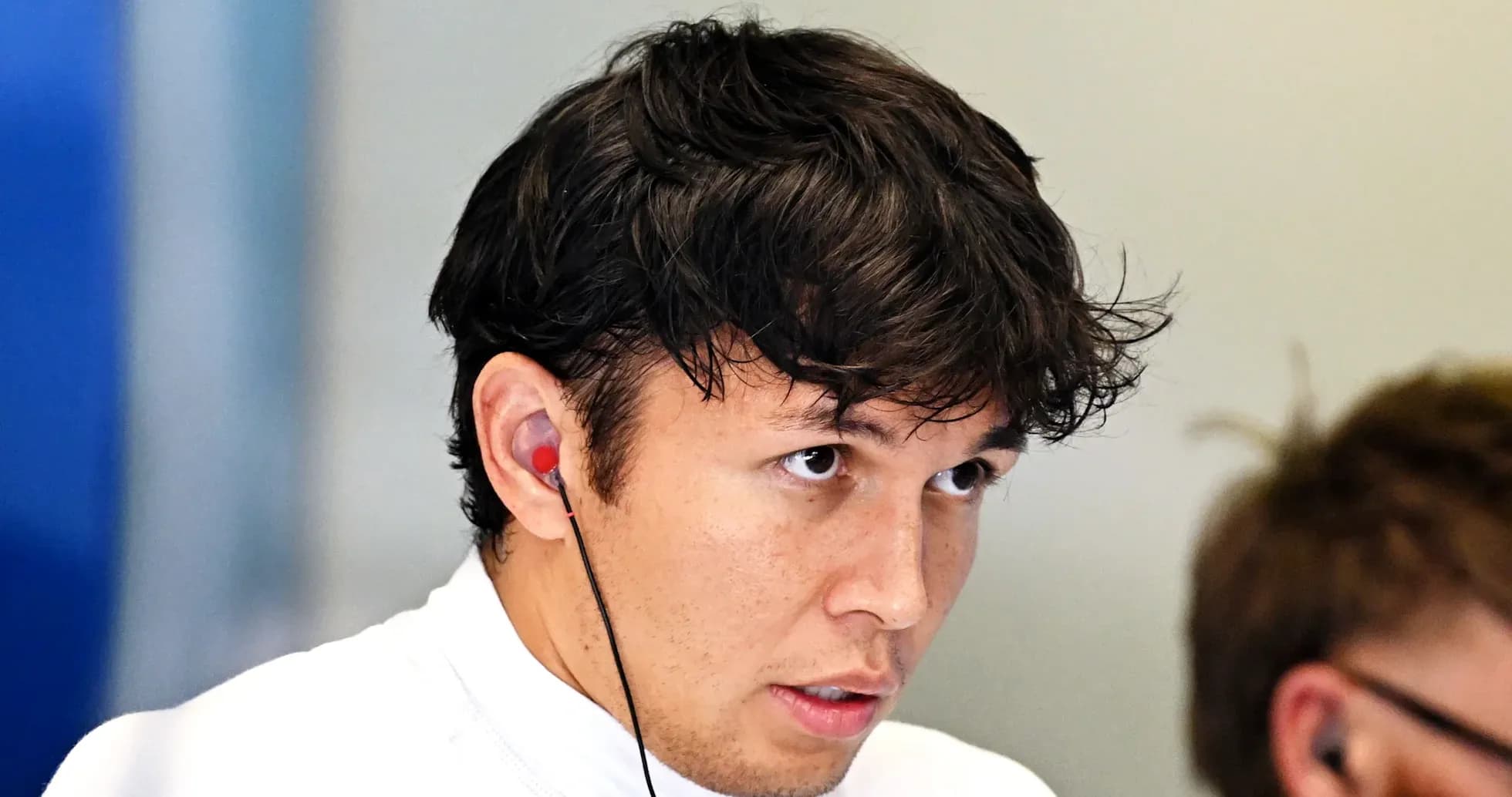 Pilote avec écouteurs, regard concentré en arrière-plan Pilote avec écouteurs, regard concentré en arrière-plan