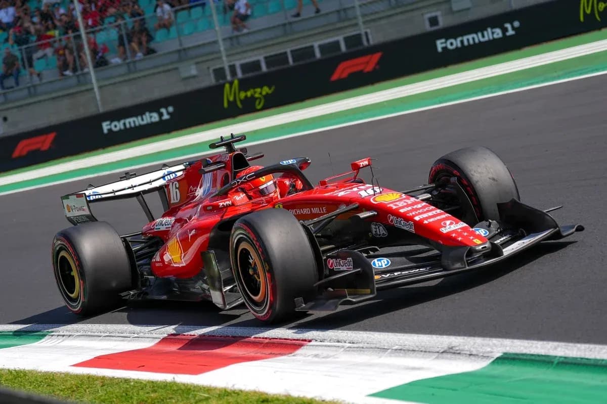 Voiture de Formule 1 Ferrari sur la piste Voiture de Formule 1 Ferrari sur la piste