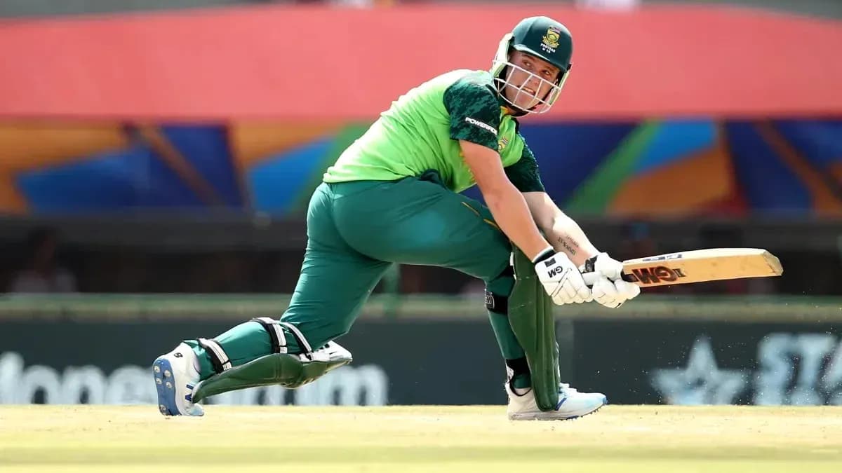 Joueur de cricket frappant la balle sur le terrain Joueur de cricket frappant la balle sur le terrain