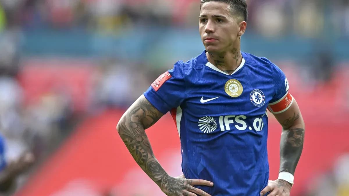 Joueur de Chelsea en tenue bleue sur le terrain Joueur de Chelsea en tenue bleue sur le terrain