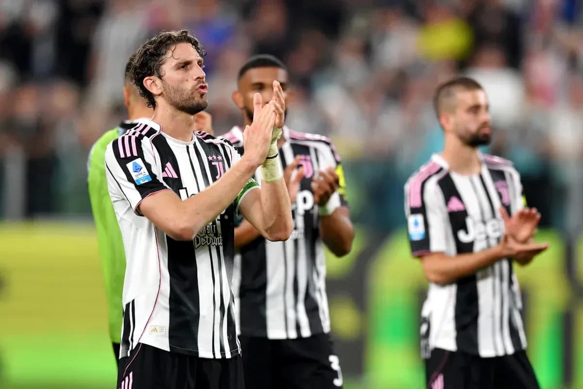 Joueurs de la Juventus applaudissant les supporters après le match Joueurs de la Juventus applaudissant les supporters après le match