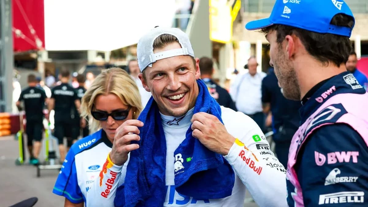 Pilote souriant avec serviette, discutant avec un autre pilote Pilote souriant avec serviette, discutant avec un autre pilote