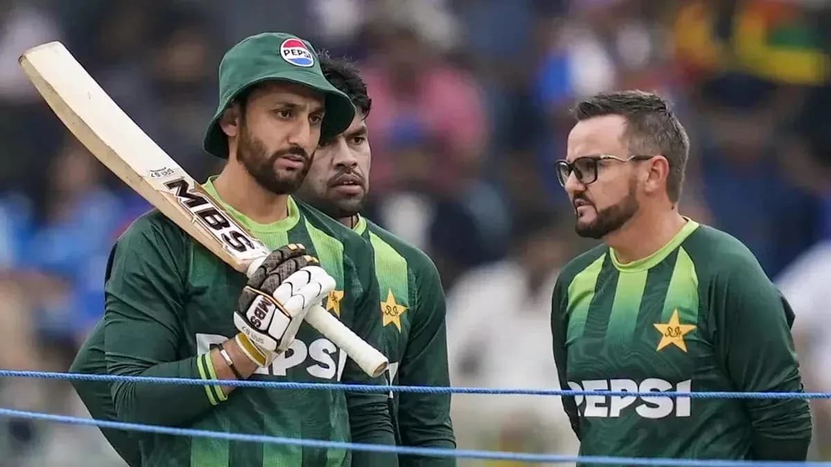 Joueurs de cricket pakistanais en discussion avant le match Joueurs de cricket pakistanais en discussion avant le match