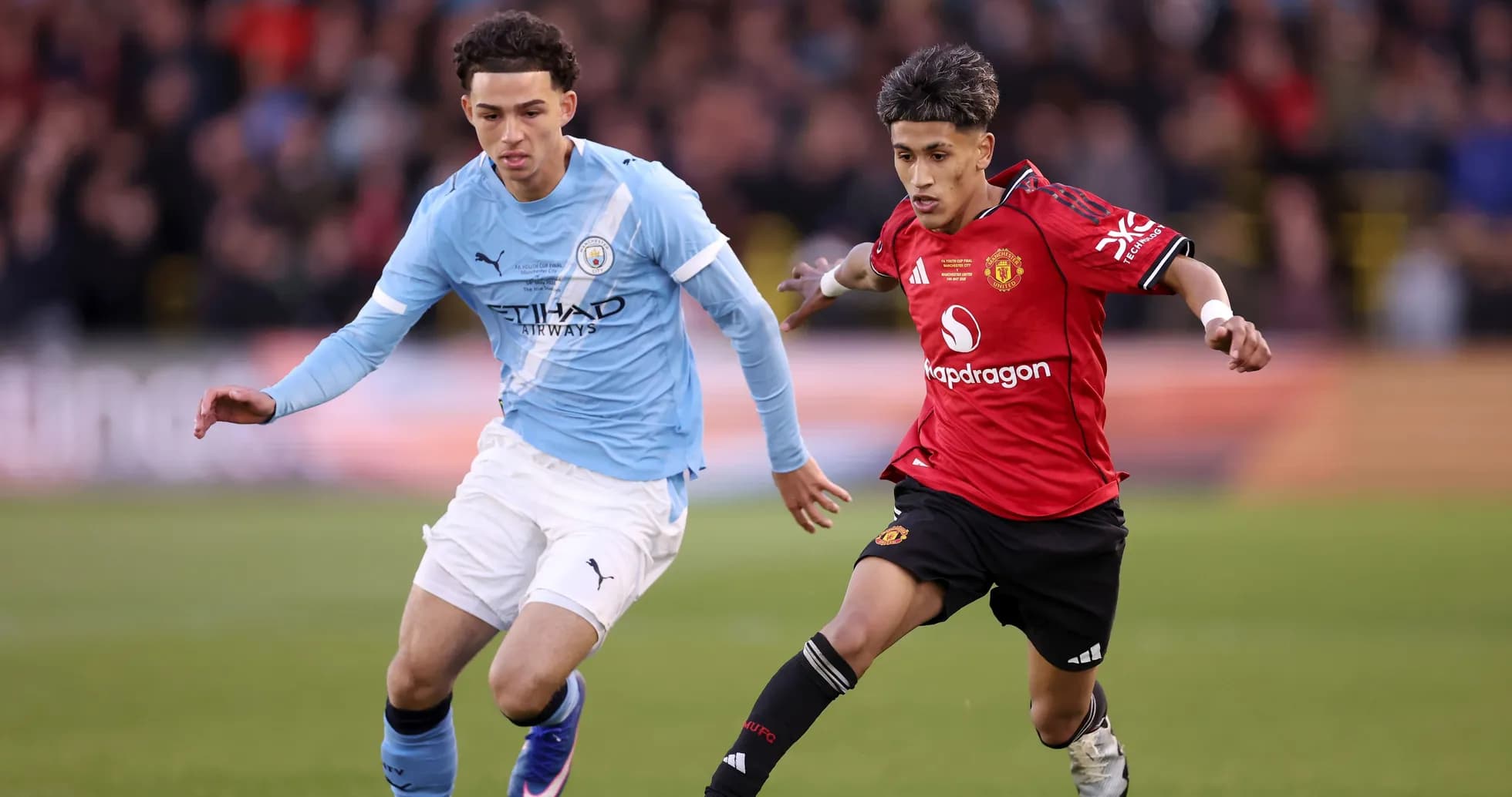 Deux joueurs en action lors d'un match de football Deux joueurs en action lors d'un match de football