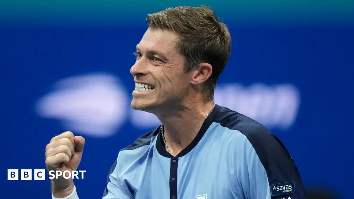 Joueur de tennis célébrant une victoire sur le court Joueur de tennis célébrant une victoire sur le court