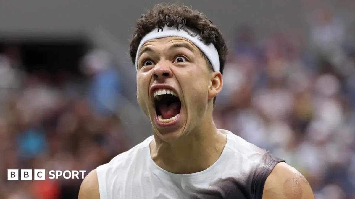 Joueur de tennis célébrant avec enthousiasme sur le court Joueur de tennis célébrant avec enthousiasme sur le court