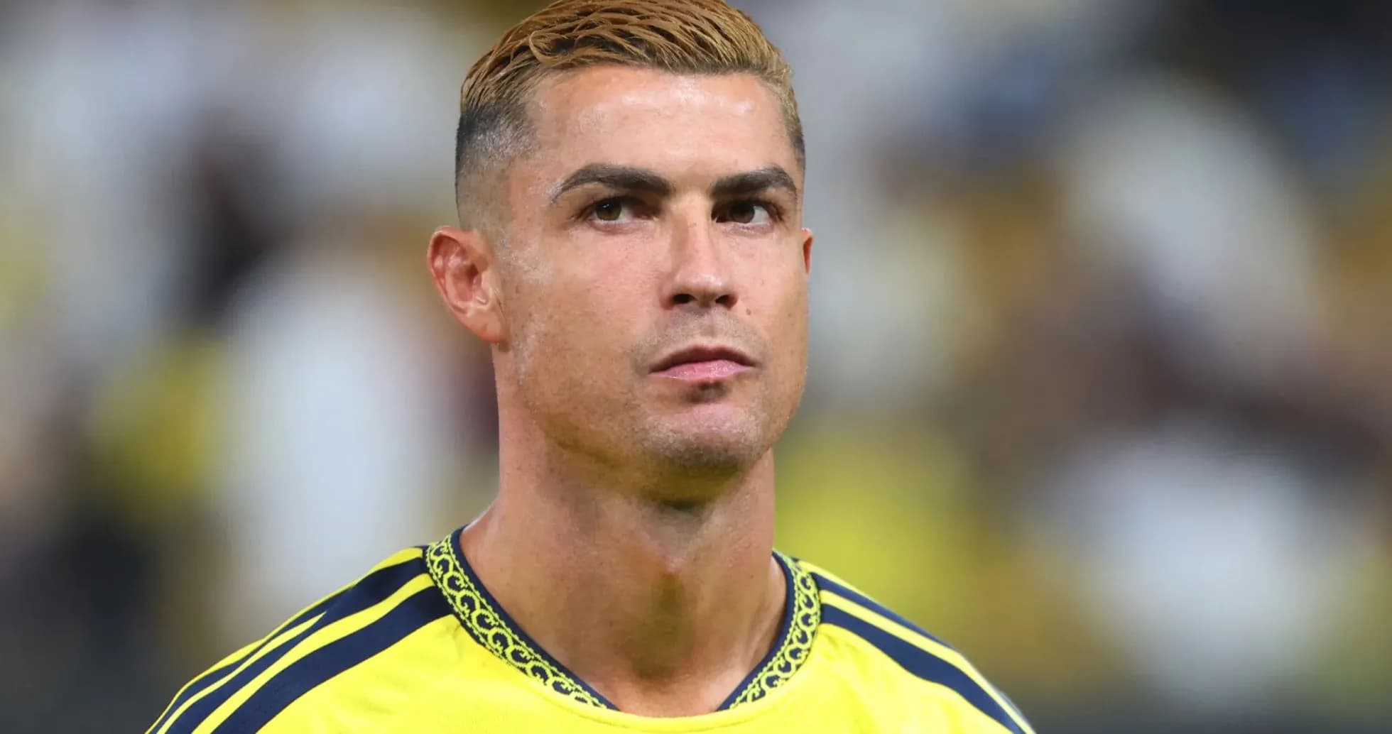 Joueur en tenue jaune lors d'un match Joueur en tenue jaune lors d'un match