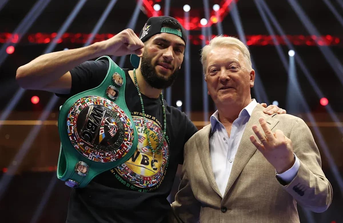Boxeur avec ceinture WBC et son promoteur Boxeur avec ceinture WBC et son promoteur