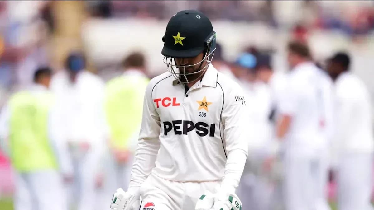 Joueur de cricket pakistanais quittant le terrain Joueur de cricket pakistanais quittant le terrain