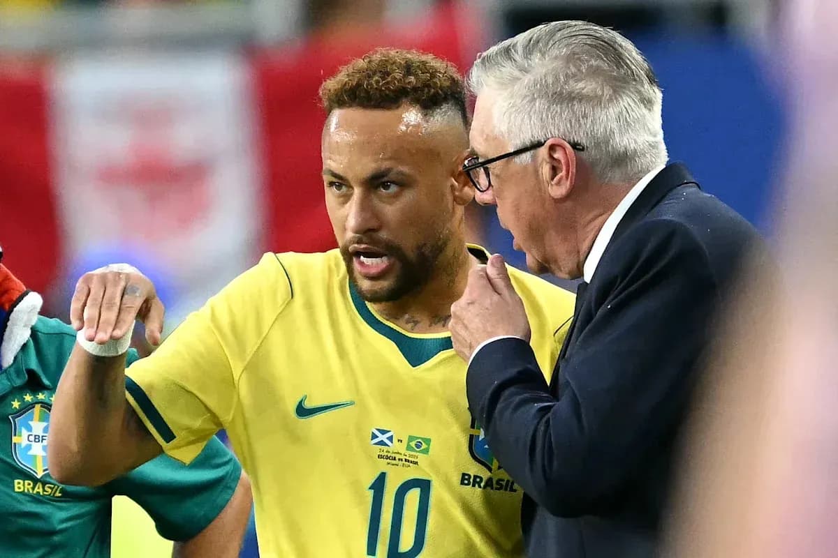 Neymar discutant avec l'entraîneur pendant un match Neymar discutant avec l'entraîneur pendant un match