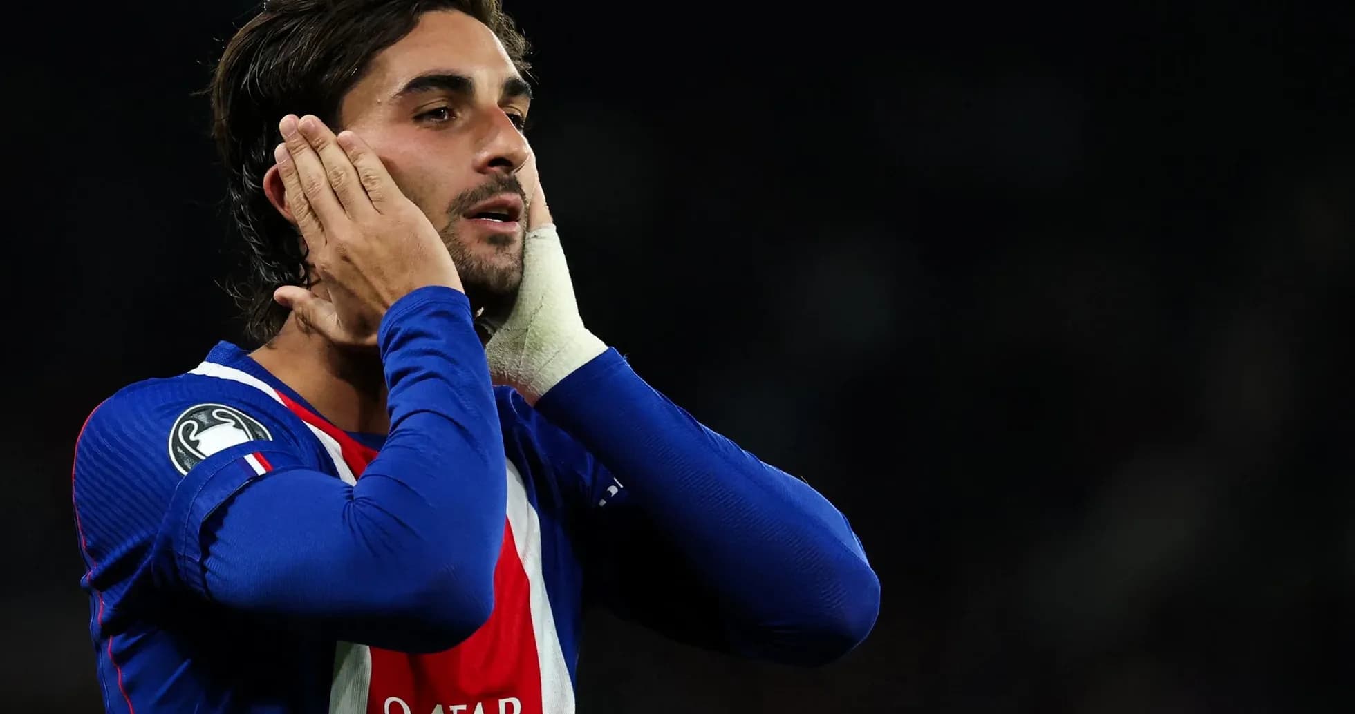 Joueur touchant son visage pendant un match Joueur touchant son visage pendant un match