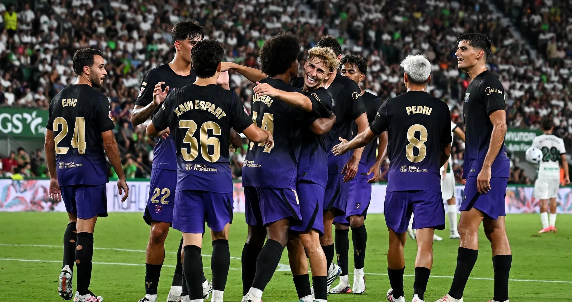 Joueurs de football célébrant un but ensemble Joueurs de football célébrant un but ensemble