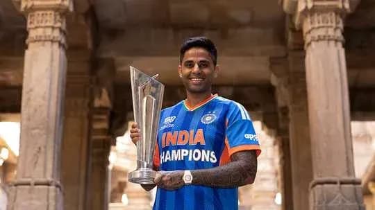 Joueur en maillot indien tenant un trophée Joueur en maillot indien tenant un trophée