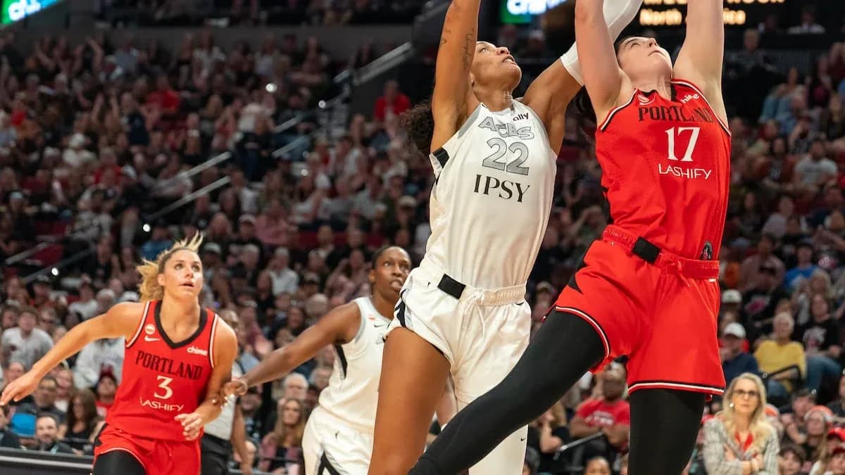 Joueuses de basket-ball en compétition pour le ballon Joueuses de basket-ball en compétition pour le ballon