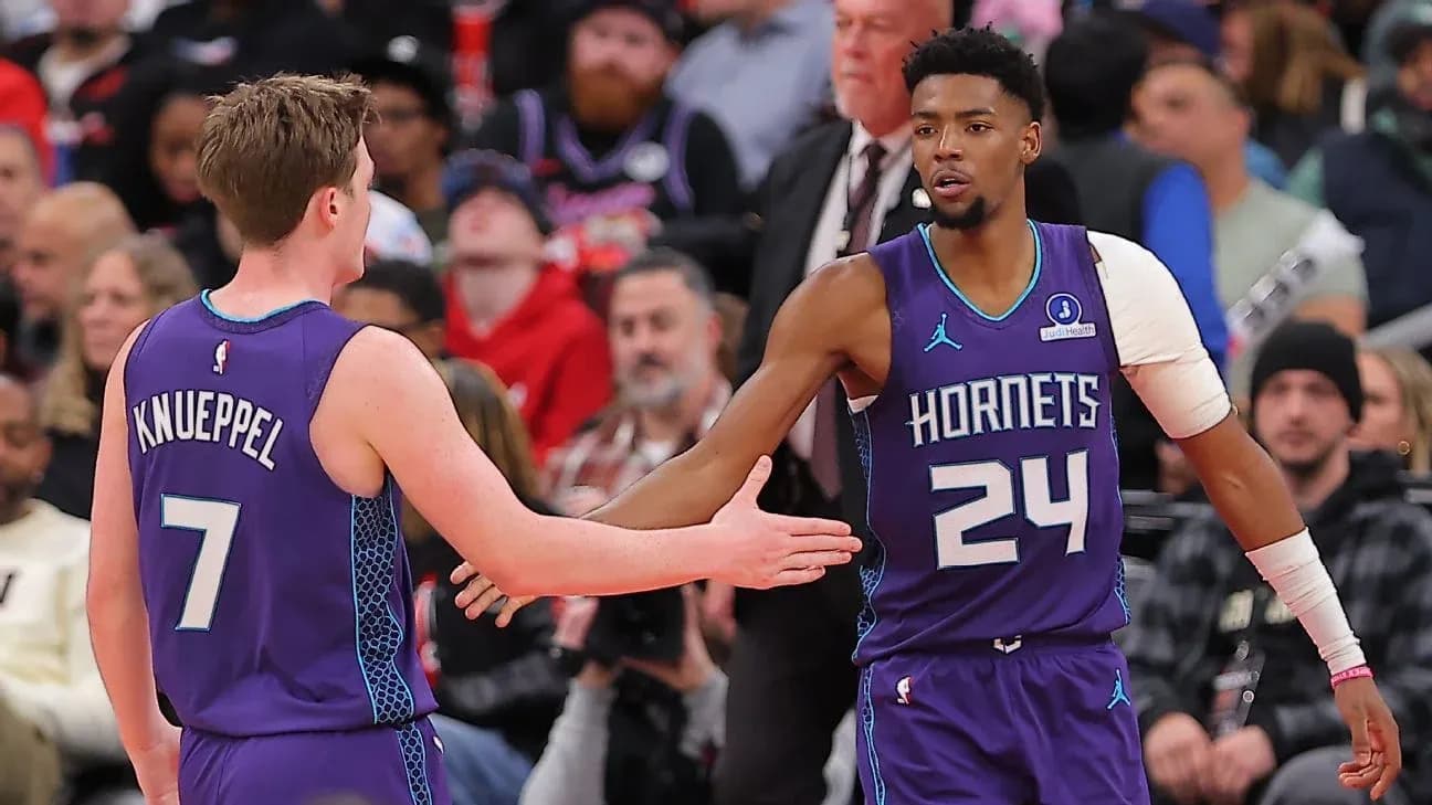 Deux joueurs des Hornets se serrant la main sur le terrain Deux joueurs des Hornets se serrant la main sur le terrain